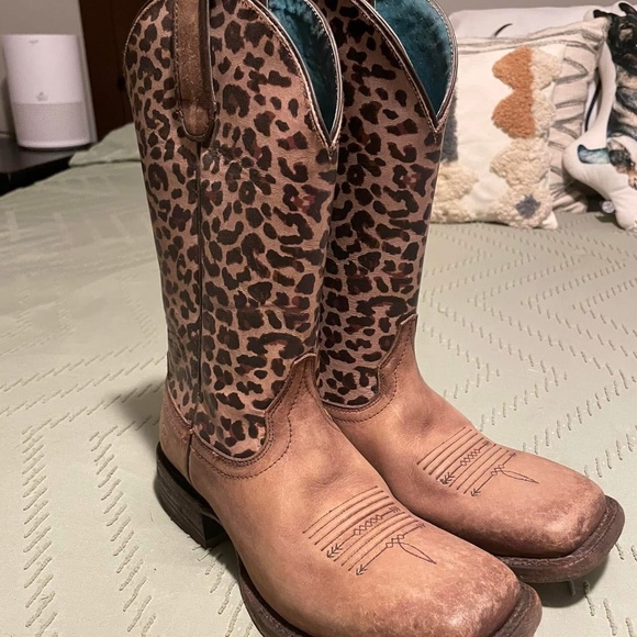 Women’s Size 7.5 Savanna Leopard Ariat Boots - Picture 1 of 2